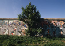 Volker Noth, Eigene Bücher, Berliner Mauer. Botschaften gegen das Grau, Fotos aus den Jahren 1982 – 1990 und 2011, Seiten 38 und 39