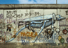 Volker Noth, Eigene Bücher, Berliner Mauer. Botschaften gegen das Grau, Fotos aus den Jahren 1982 – 1990 und 2011, Seiten 42 und 43